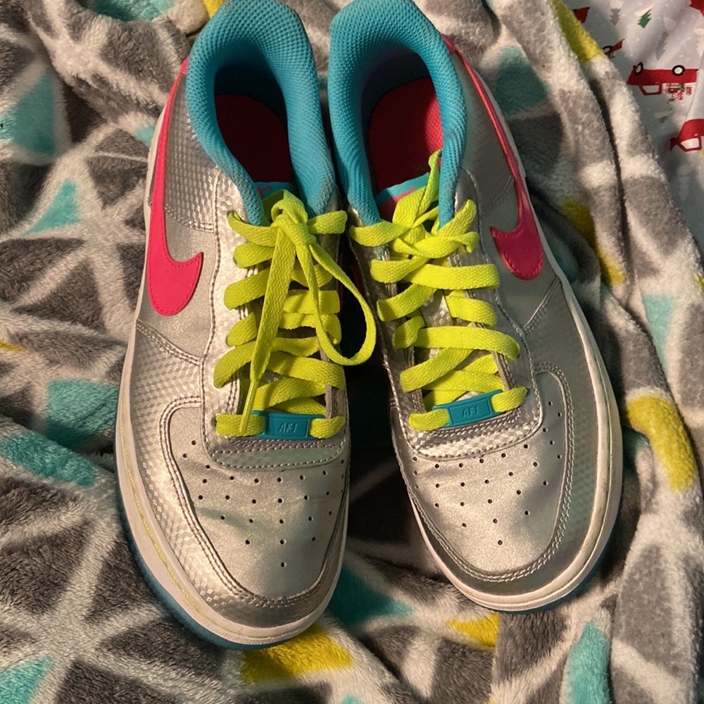 Nike shoes - Picture 3 of 4